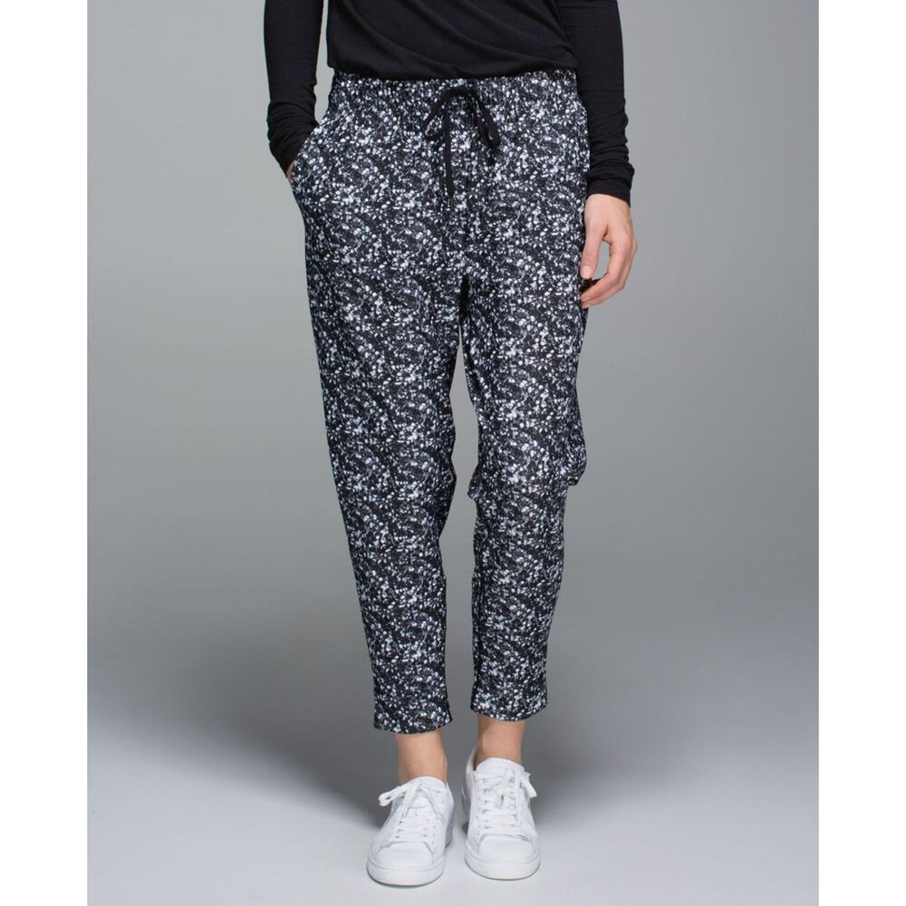 Lululemon Athletica Jet Crop Jogger Pants In Shimmy Shimmer Black & White M EUC